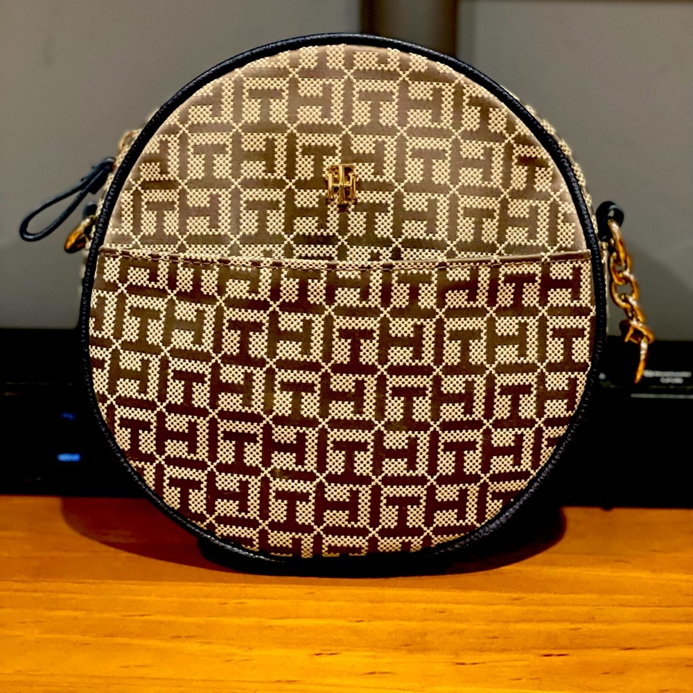 Tommy Hilfiger Canteen style crossbody bag!